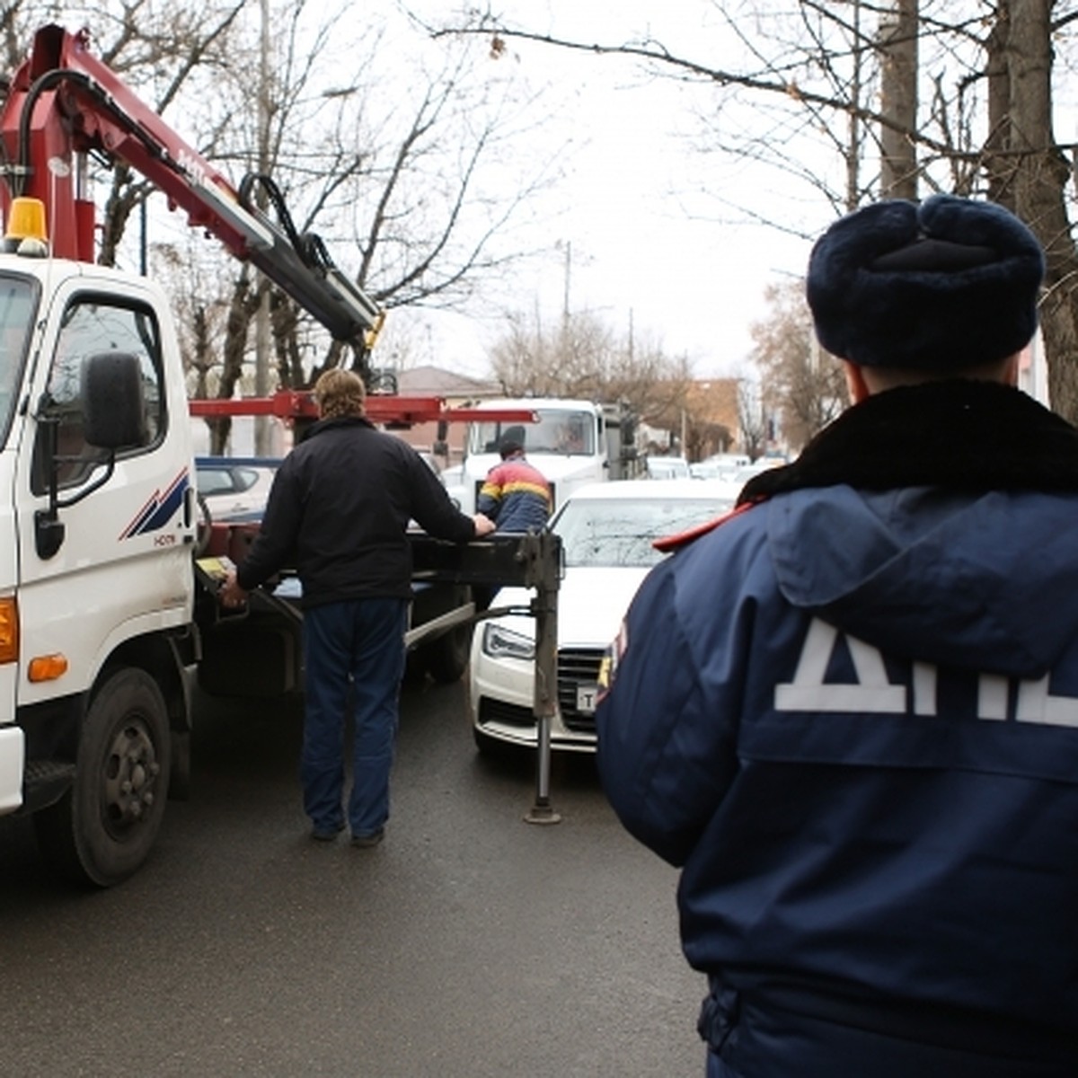 В Калмыкии полицейский подделал документы, чтобы забрать машину со  штрафстоянки - KP.RU