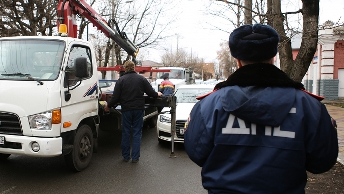 В Калмыкии полицейский подделал документы, чтобы забрать машину со  штрафстоянки - KP.RU