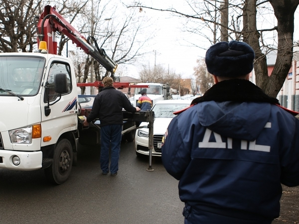 В Калмыкии полицейский подделал документы, чтобы забрать машину со  штрафстоянки - KP.RU