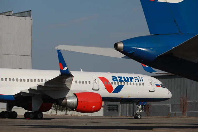 Летевший в Омск самолет экстренно сел в Новосибирске из-за проблем с двигателем