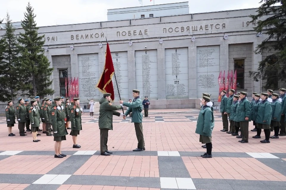 Школьники Иркутской области заступили в Почетный караул у Вечного Огня