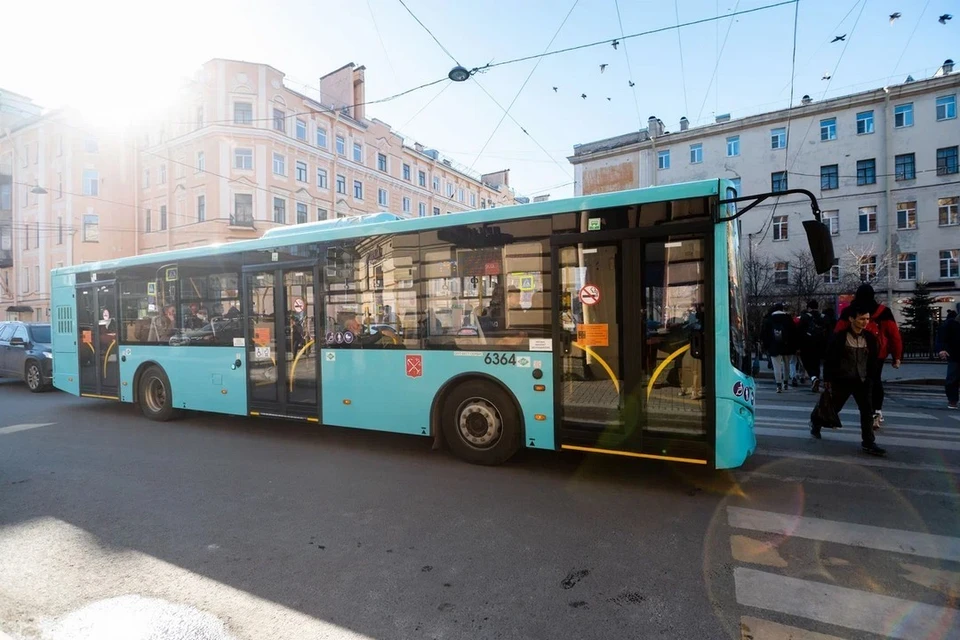 В Петербурге 28 апреля увеличат количество автобусов до кладбищ.