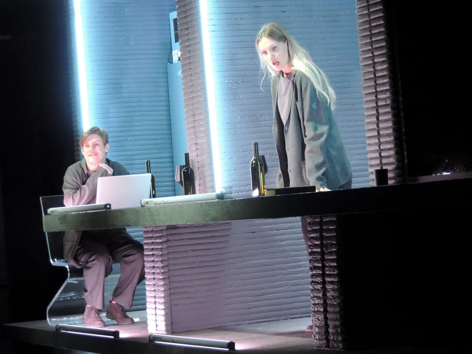 Павел Табаков и Мария Фомина в сцене из спектакля «Стоики».