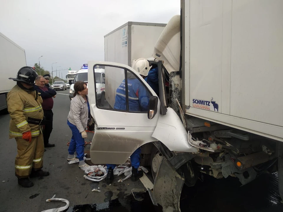 Столкнулись две грузовых машины – Volvo и ГАЗель. Фото: ГКУ СО «Центр по делам ГО, ПБ и ЧС»