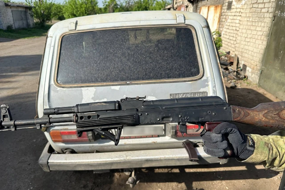 в Лисичанске в гараже местного жителя были найдены автомат АК-74 и 540 патронов. ФОТО: МВД ЛНР