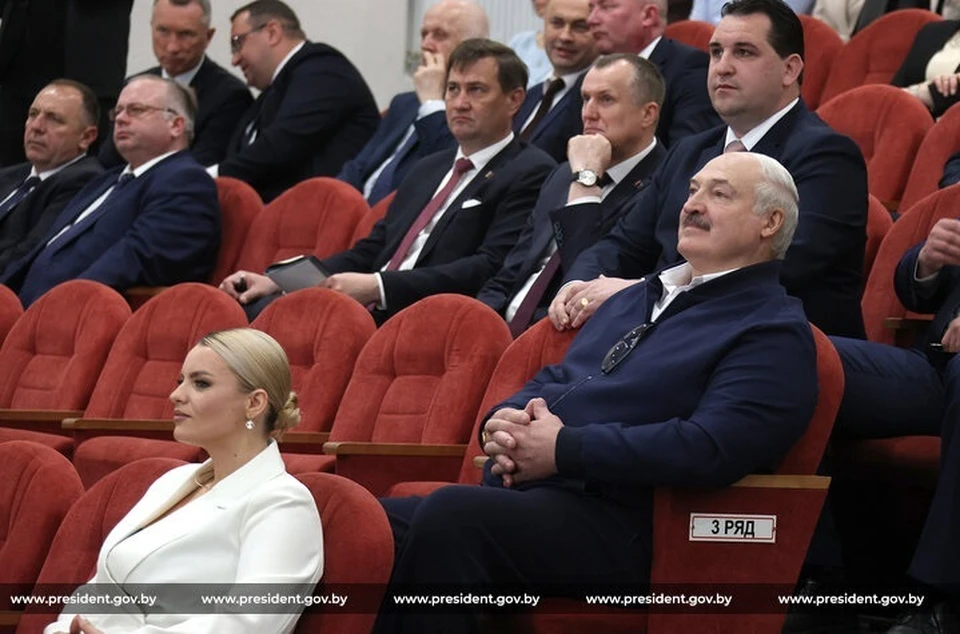 Лукашенко спели злободневные частушки в Костюковичах. Фото: president.gov.by.
