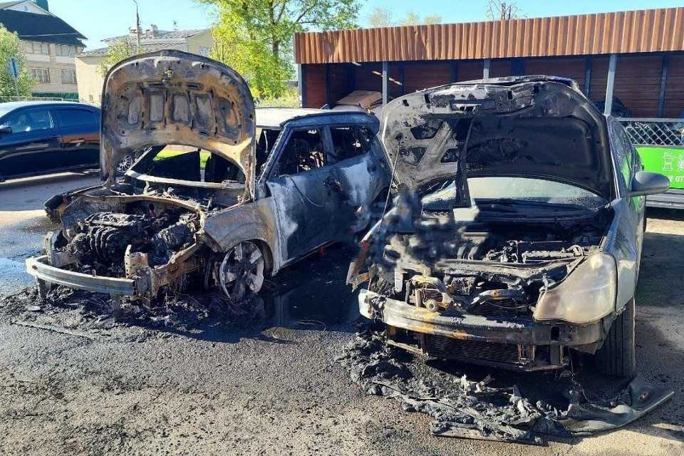 Сгорели две иномарки. Фото: УГИБДД Тверской области