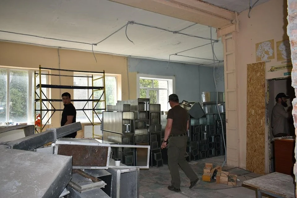 Специалисты из Амурской области восстанавливают Амвросиевскую библиотеку в ДНР. Фото: ТГ/Лызов