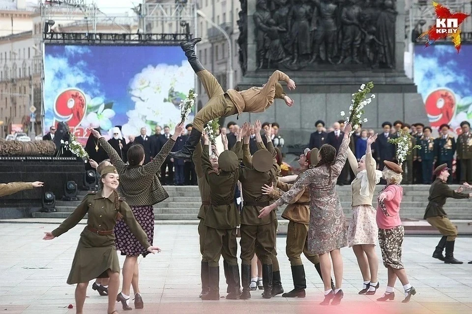 День Победы в Минске всегда празднуют с размахом, идут на праздник семьями.
