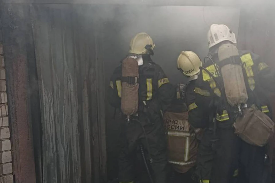 Спасатели вынесли из горящей мастерской баллоны с газом во время пожара в Липецке