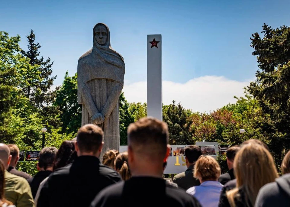 В Геническе в память погибших десять лет назад одесситов возложили цветы к монументу Скорбящей матери. ФОТО: тг-канал Владимира Сальдо