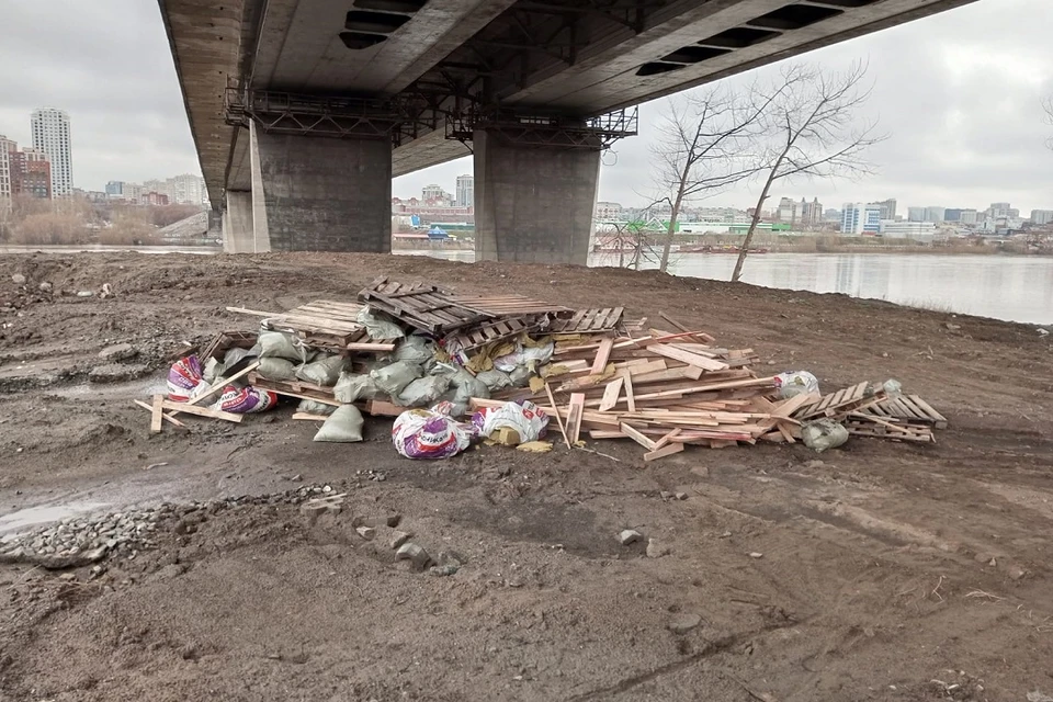 Горы мусора под Димитровский мост скинули неизвестные в Новосибирске. Фото: ТУАД НСО.