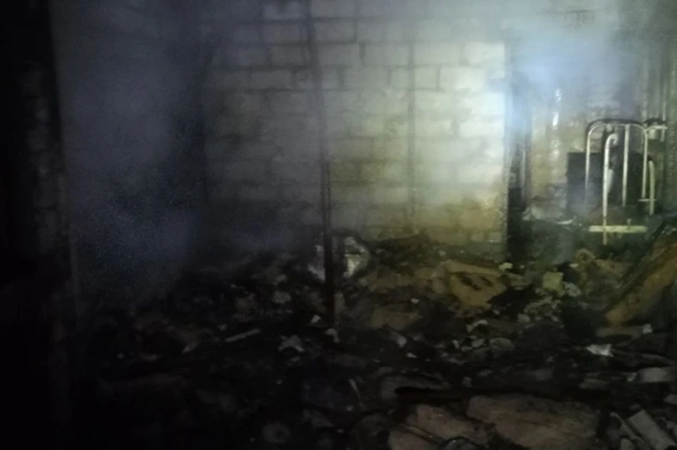 В Луганске на улице четвертая Донецкая в 1:26 горел гараж во дворе частного дома. Фото - МЧС ЛНР