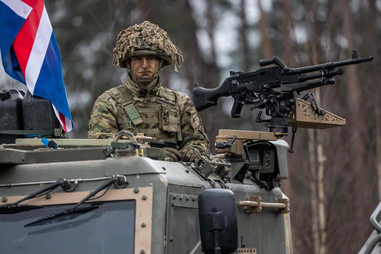 НАТО переводит тяжелую технику к границам России: Крупнейшие учения скрывают подготовку к войне