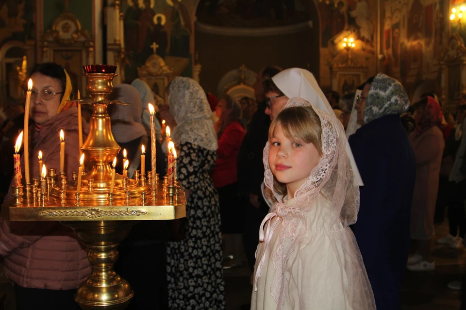 На богослужениях в храмах Ростова в пасхальную ночь было много детей.