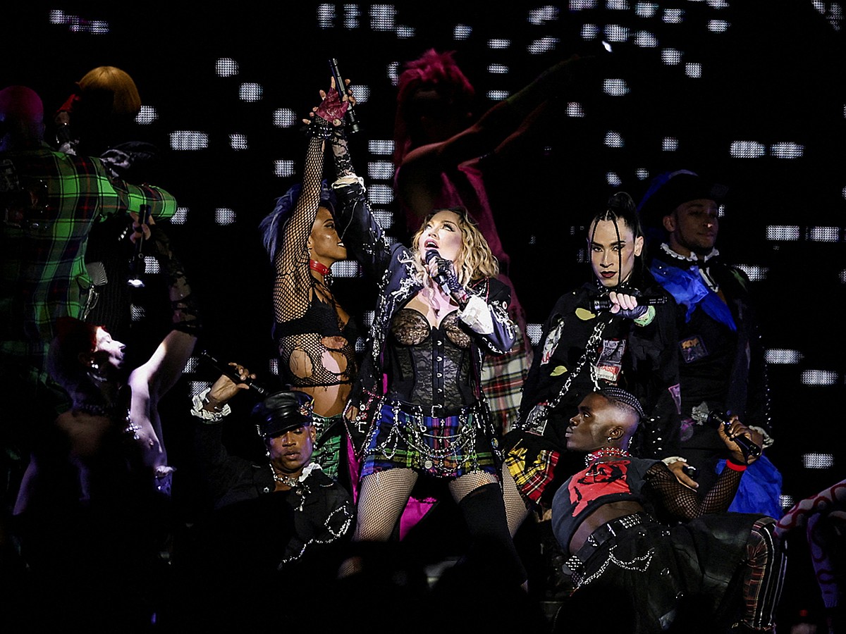 65-летняя Мадонна собрала 1,6 млн зрителей на своем концерте: возможно, это  самое масштабное шоу в истории - KP.RU