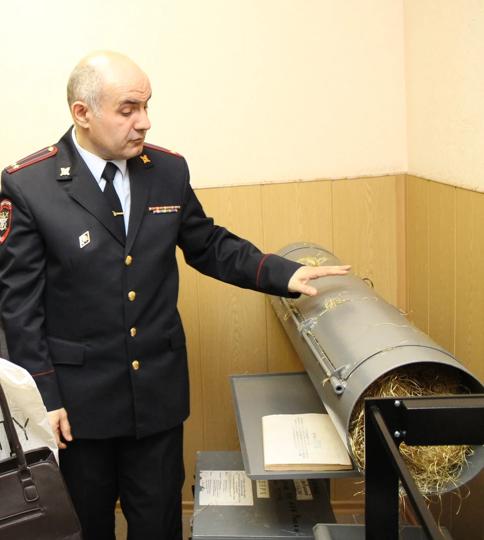 Подполковник Стоян Стоянов демонстрирует установку для отстрела огнестрельного оружия.