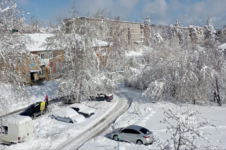В Дегтярске продолжается борьба с последствиями снегопада. Фото: читатель «КП»