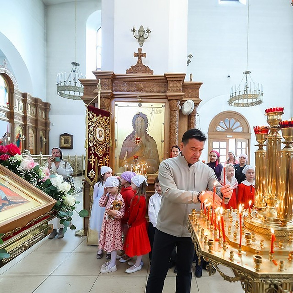 Дай Бог, чтобы храм всегда был полон!»: Губернатор Подмосковья Андрей  Воробьев поздравил с Пасхой прихожан храма в Лесном городке - KP.RU