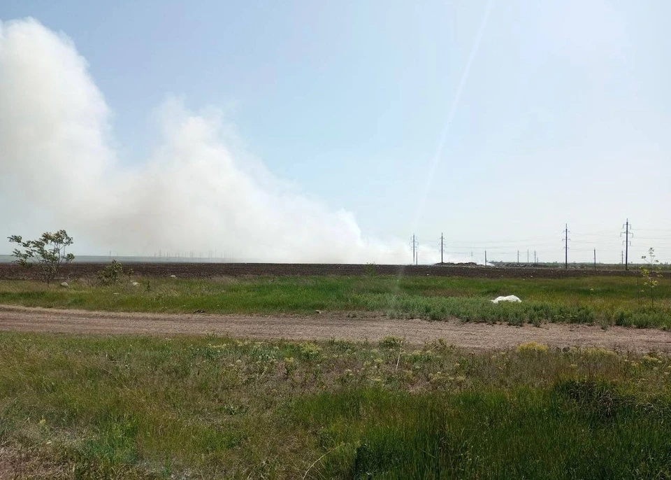 Поселок городского типа Новотроицк в Херсонской области 6 мая окутал дым