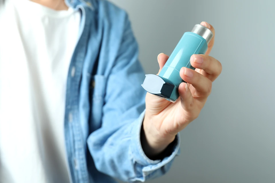 Одним из признаков астмы является свистящее дыхание. Фото: elements.envato.com