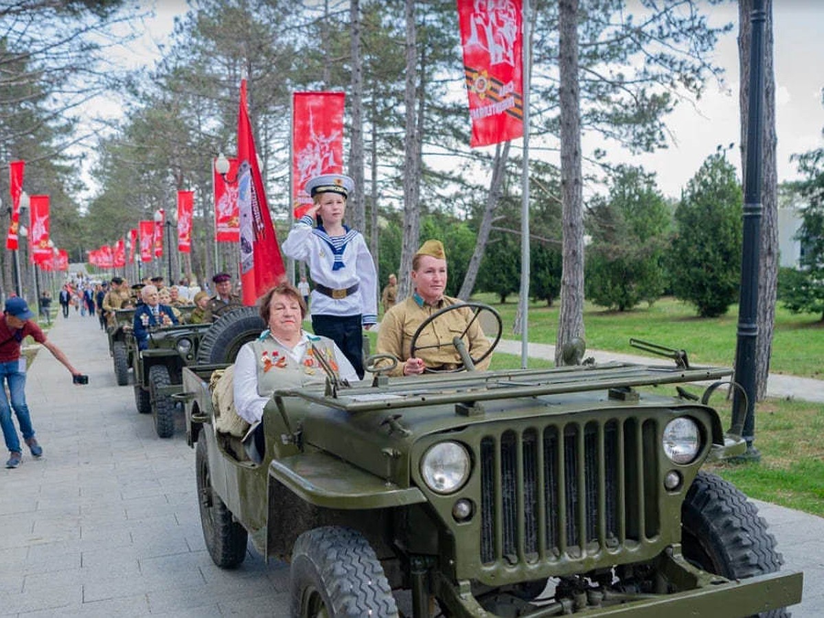 В память о мужестве освободителей: над Севастополем вновь развернулись  «Знамена Славы» - KP.RU