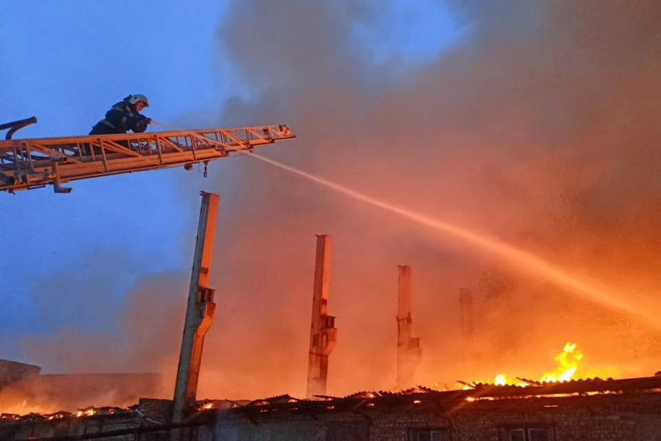 Спасатели пытаются не допустить распространение огня на заводе в Смоленске