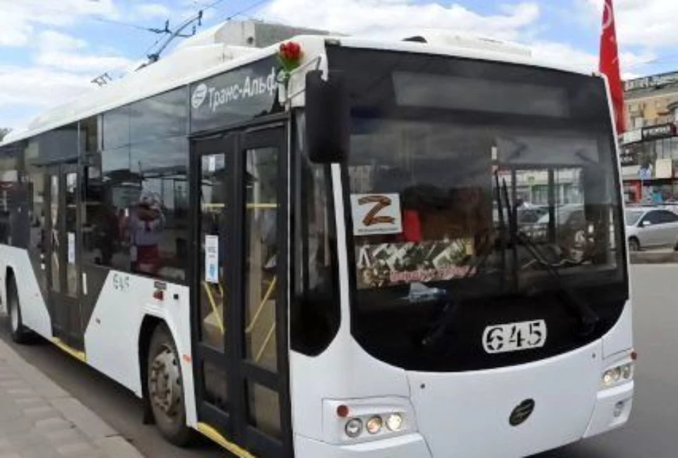 По стандартному маршруту праздничный троллейбус с песнями объедет полгорода. Фото: киров.рф