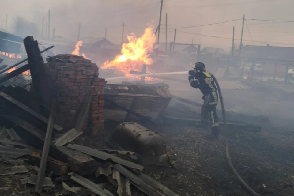 Огонь уничтожил и повредил уже 188 построек в садоводствах Братского района
