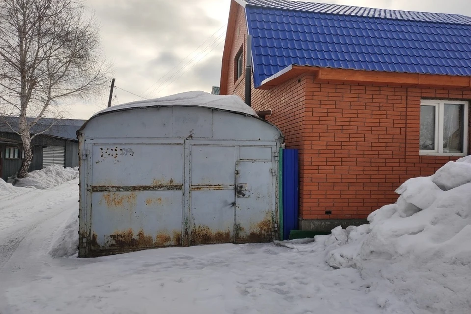 Новосибирец незаконно возвел гараж, мешавший проезду скорой и пожарных. Фото: ГУ ФССП по НСО.