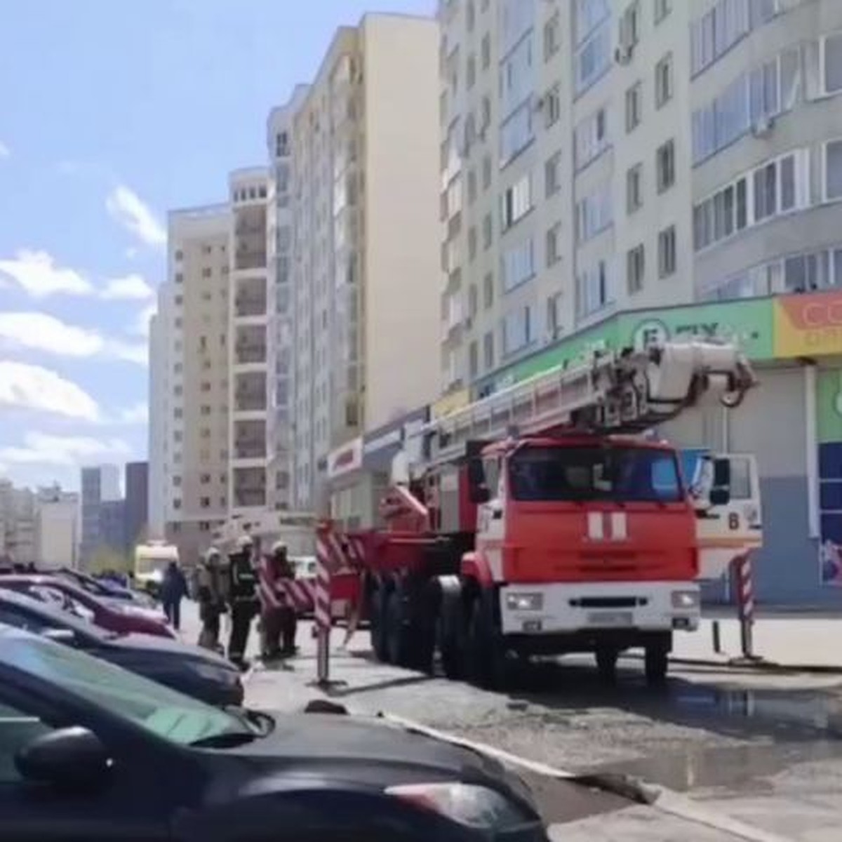 Припаркованные машины помешали пожарным подъехать к горящей высотке, с  которой сорвался человек - KP.RU