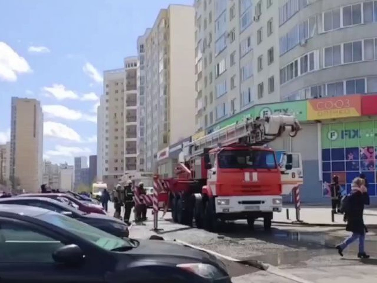 Припаркованные машины помешали пожарным подъехать к горящей высотке, с  которой сорвался человек - KP.RU