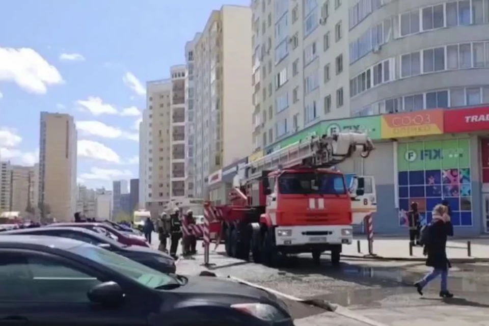 Один из жителей высотки сорвался с балкона, когда пытался спастись от дыма Фото: ГУ МЧС по Свердловской области