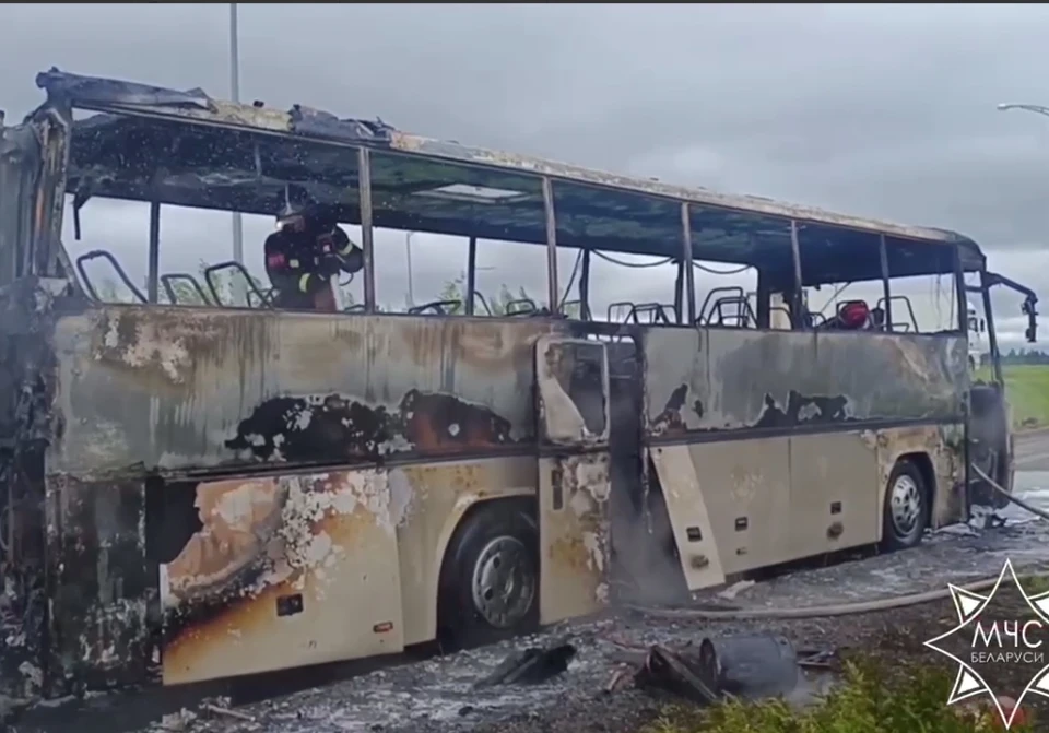 Загорелся автобус, пассажиры не пострадали. Фото: кадр видео телеграм-канала МЧС