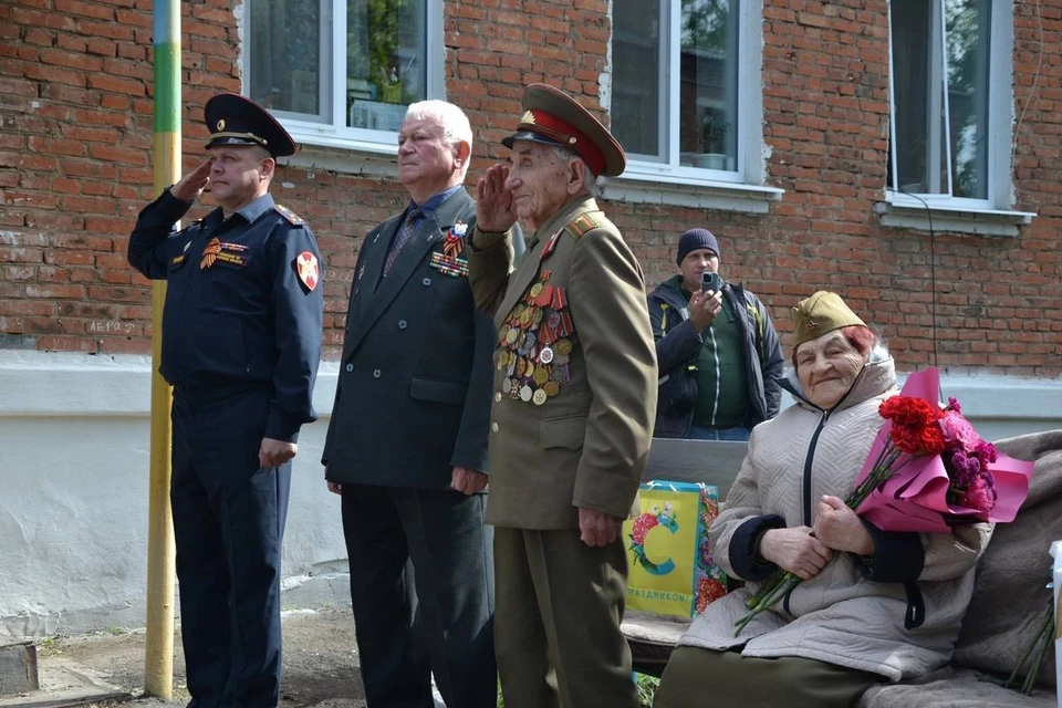 Сотрудники регионального управления Росгвардии поздравили с наступающим Днем Победы майора в отставке Андрея Петровича Тонковидова и его жену Зою Федоровну. Фото: управление Росгвардии по Самарской области