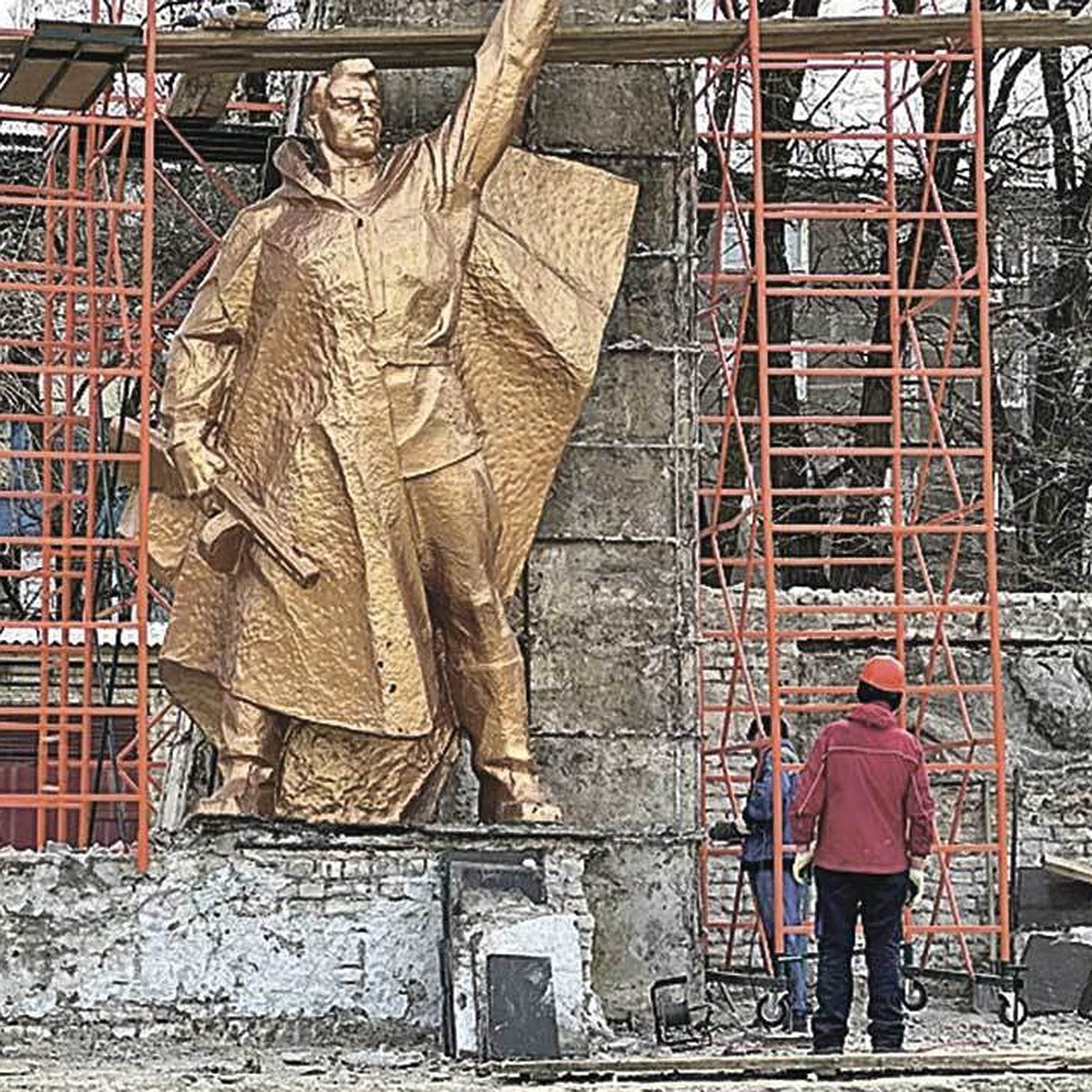 В Кировске восстановили обелиск Славы, в Новоайдаре - мемориальный  комплекс: В ЛНР приводят в порядок памятники - KP.RU