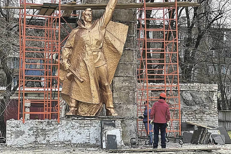 Работы по реконструкции обелиска Славы в городском парке культуры и отдыха.