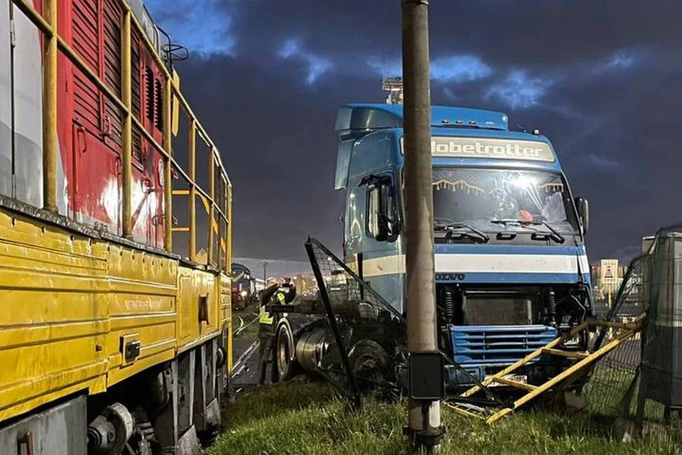 На железнодорожном переезде станции Автово столкнулись локомотив и грузовик. Фото: t.me/sztproc