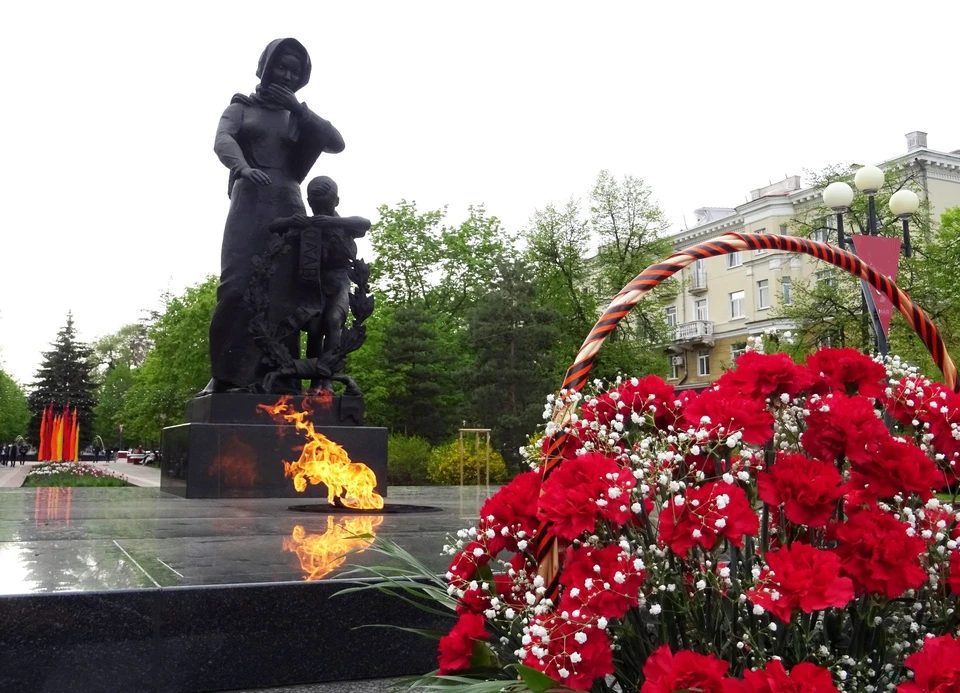 Большинство мероприятий в эти дни проходит у памятников героям ВОВ.
