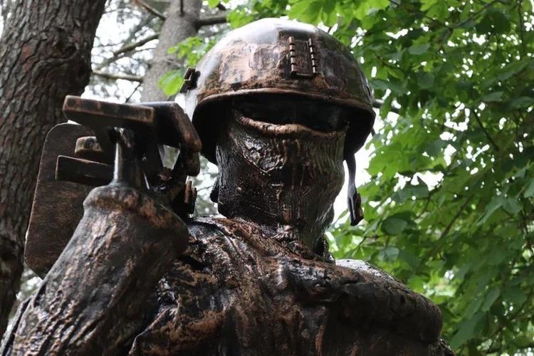 «Он защищает Родину!»: В Сочи установили скульптуру бойца спецоперации в память о погибших воинах