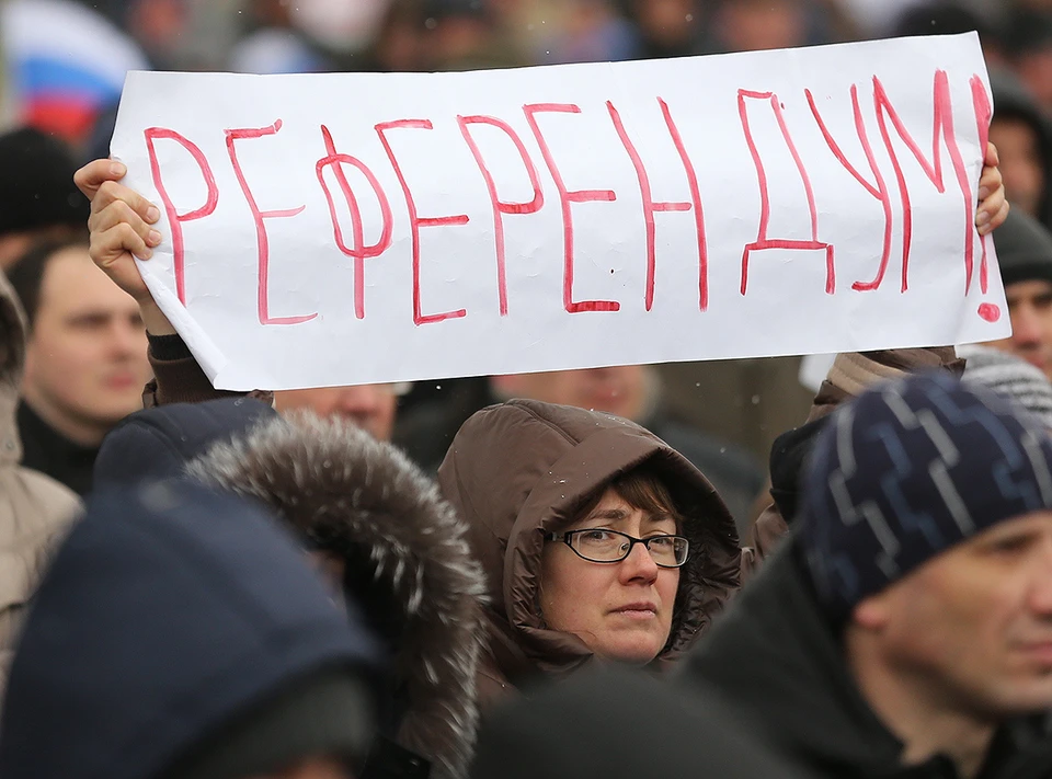 Донецк. 29 марта 2014 года. Участники митинга на площади Ленина с требованием проведения референдума о вхождении Донецкой области в состав России. Фото ИТАР-ТАСС/ Михаил Почуев