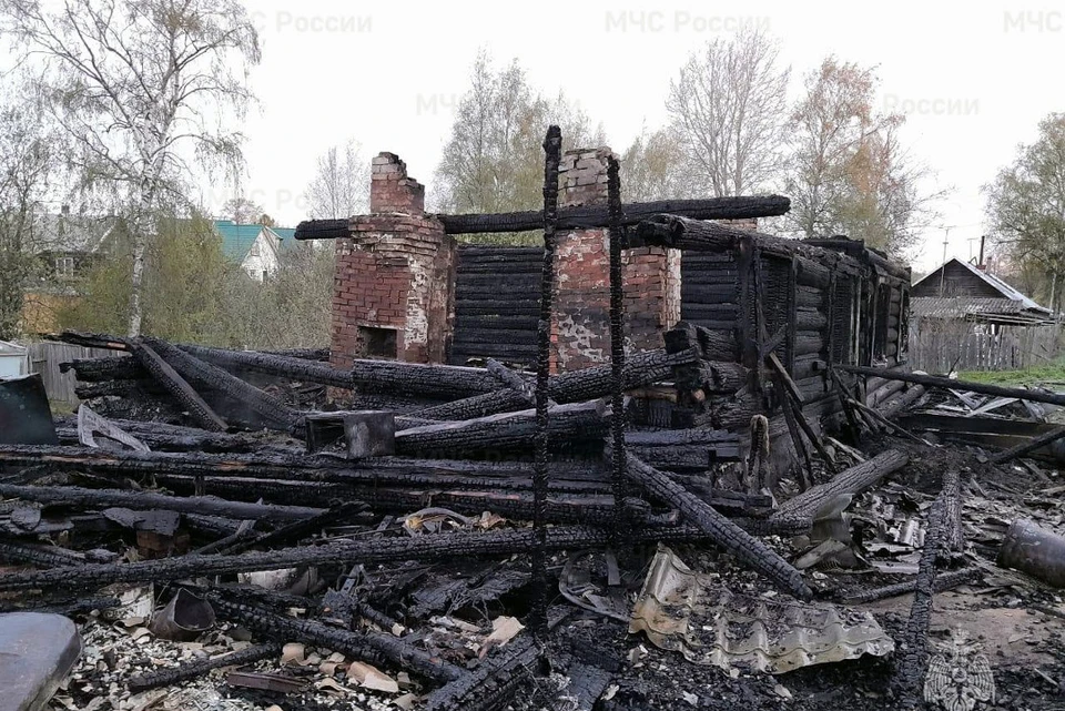 В деревне Покровское сгорел дом, в нем обнаружены два трупа. Фото: ГУ МЧС России по Тверской области