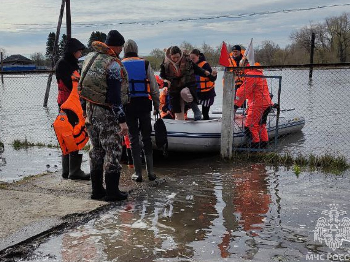 Вода продолжает прибывать в Усть-Ишимский район Омской области - KP.RU