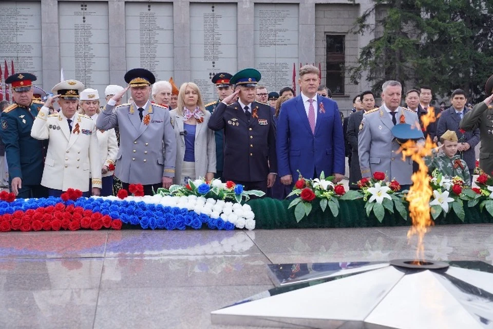 В Братске возложили памятную гирлянду на Мемориал Славы ко Дню Победы. Фото: администрация города Братска