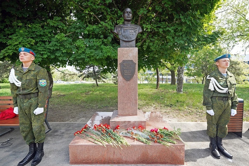 В Мариуполе открыли памятник дважды Герою СССР, генералу Дмитрию Лилюшенко