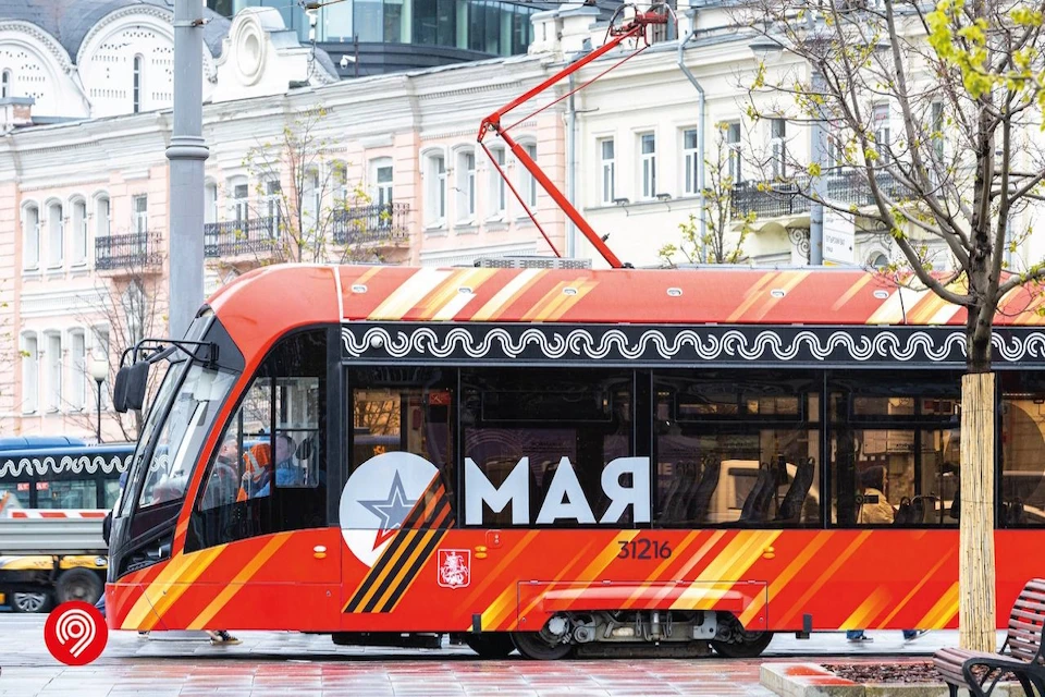 Городской транспорт Москвы украсили к 9 Мая