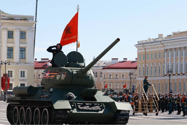 Как Петербург отпраздновал День Победы на Дворцовой: Истории и слезы ветеранов, театр на колесах, тысячи военных в строю и израненный Т-34