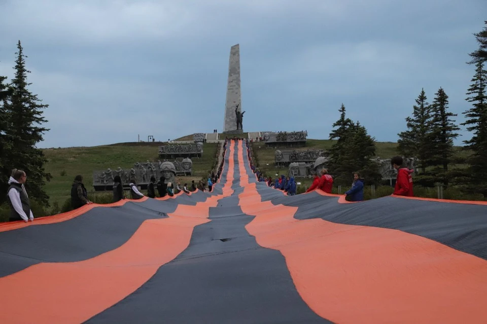 На «Саур-Могиле» в ДНР развернули 300-метровую Георгиевскую ленту. Фото: Андрей ТРУБЕЦКИЙ