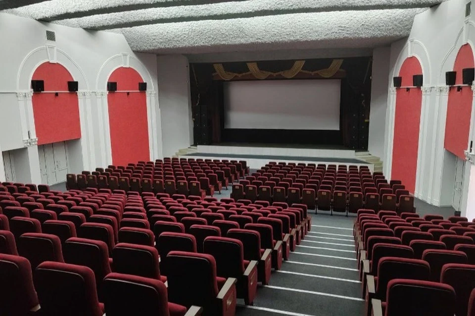 В здании кинотеатра отремонтировали зрительный зал и поставили новые кресла
