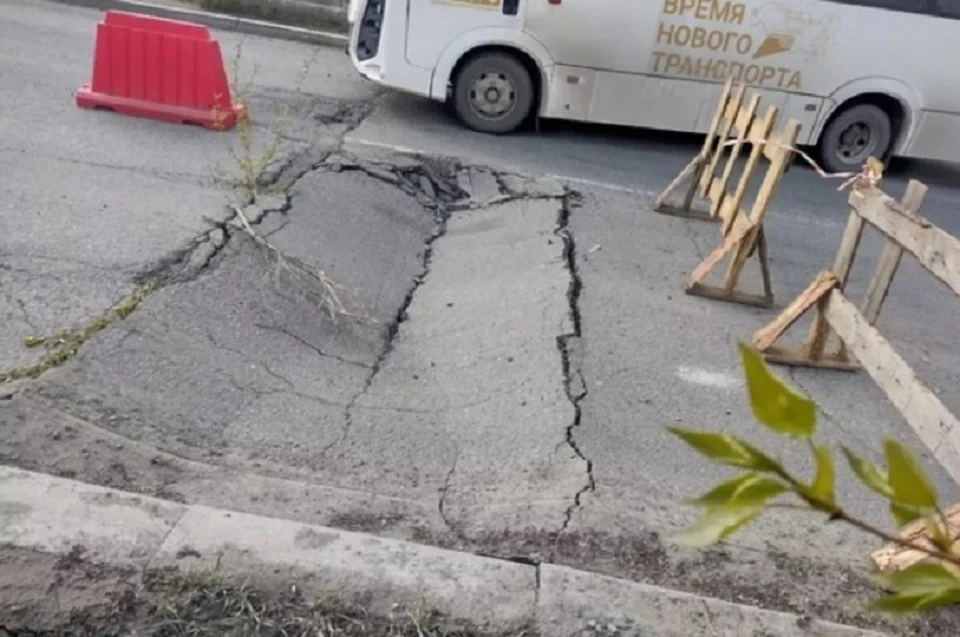 Провал на дороге огородили, чтобы избежать ДТП. Фото: паблик "Тагил без ям"
